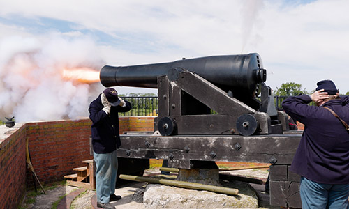 Interpreters at Fort Delaware waiting to fire the Colombiad cannon